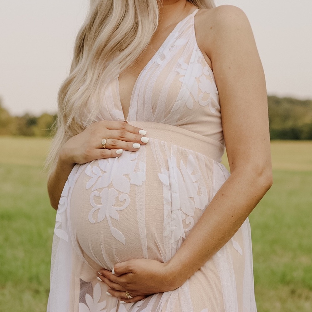 beautiful maternity shoot dress